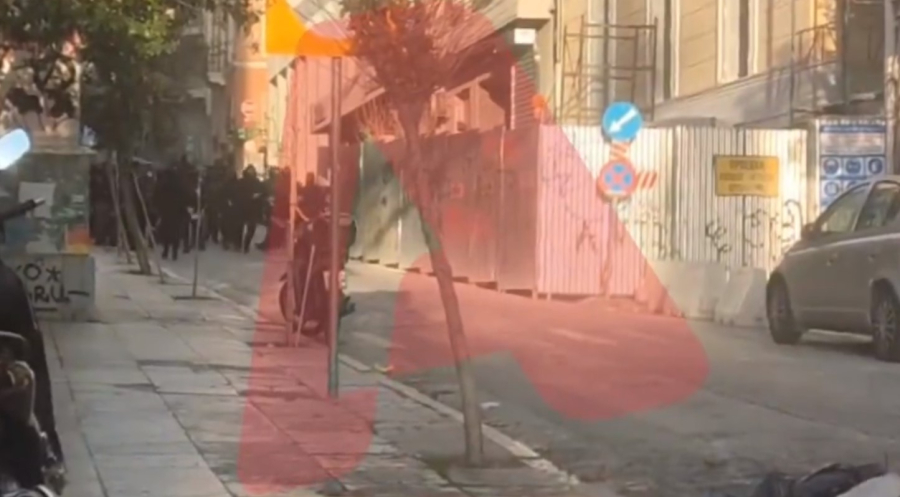 Επεισόδια έξω από τη Νομική - Έριξαν πέτρες και μολότοφ σε αστυνομικούς