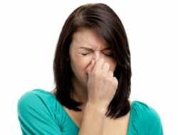 Πως θα διώξεις εύκολα την τσιγαρίλα από τα ρούχα σου