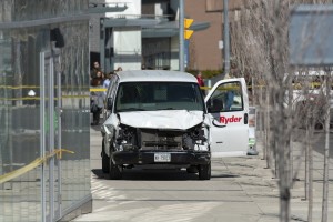 Βαν έπεσε σε πεζούς στο Τορόντο -Τουλάχιστον 9 νεκροί [pics &amp; live vid]