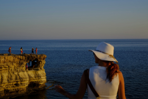 Politico: Η Κύπρος ποντάρει στη Σύνοδο της ΕΕ για να επιστρέψουν οι τουρίστες στο νησί