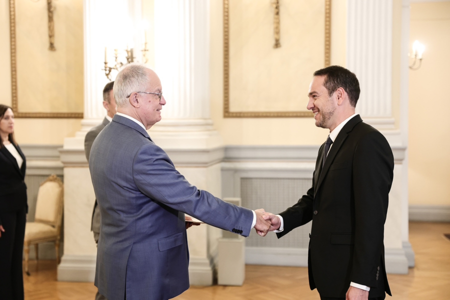Με Μαζωνάκη και φραπέ το πρώτο μήνυμα του νέου πρέσβη της Γαλλίας στην Ελλάδα (Βίντεο)