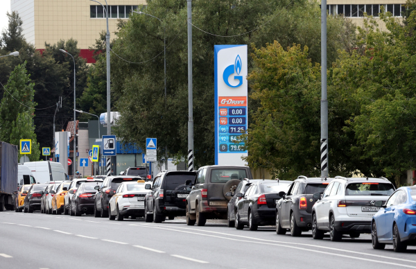 Μόσχα: Με δελτίο η διανομή καυσίμων, εν μέσω μπαράζ ουκρανικών επιθέσεων σε διυλιστήρια