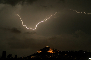 Ισχυρή καταιγίδα τώρα στην Αττική, κεραυνοί σαρώνουν την Αθήνα
