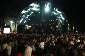 Ξεκίνησε η φωταγώγηση του χριστουγεννιάτικου δέντρου στο Σύνταγμα