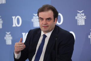 Πιερρακάκης από Δελφούς: Η ελληνική οικονομία μπορεί να αντέξει τις αναταράξεις
