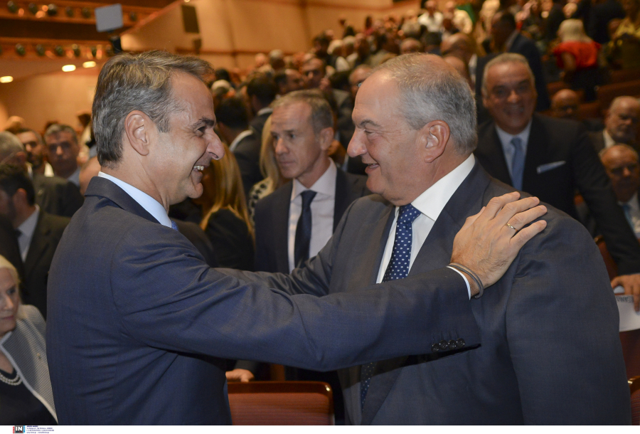 Μητσοτάκης «αδειάζει» Καραμανλή: Του χρεώνει την κρίση των μνημονίων και τον λαϊκισμό!