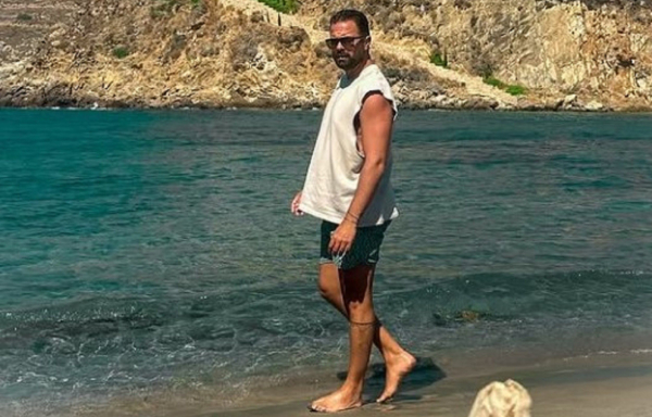 Ηλίας Βρεττός: Η δημόσια απάντηση του τραγουδιστή σε σχόλιο- «Κατάντια είναι να εκφράζεσαι όπως εσύ»