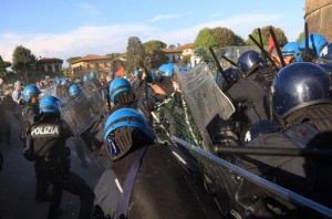 Συγκρούσεις της αστυνομίας με ακροαριστερούς και αναρχικούς διαδηλωτές στο Τορίνο
