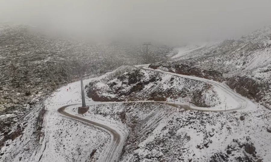 Έπεσαν τα πρώτα χιόνια στον Παρνασσό (Βίντεο)