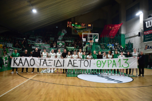 «Καλό ταξίδι αετοί»: Πανό και ενός λεπτού σιγή στα γήπεδα για τους φιλάθλους του ΠΑΟΚ (Εικόνες και βίντεο)