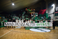 «Καλό ταξίδι αετοί»: Πανό και ενός λεπτού σιγή στα γήπεδα για τους φιλάθλους του ΠΑΟΚ (Εικόνες και βίντεο)