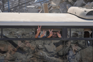 Ο Τραμπ χαιρετίζει την «ιστορική αυγή» στη Μέση Ανατολή, τα «αγκάθια» παραμένουν