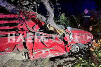 Σε κρίσιμη κατάσταση 33χρονος, καρφώθηκε με το αυτοκίνητό του σε δέντρο
