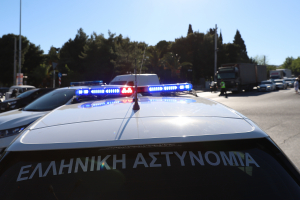 Συναγερμός στο Παγκράτι: Eπιχείρηση της ΕΜΑΚ για ύποπτους φακέλους με πράσινη σκόνη