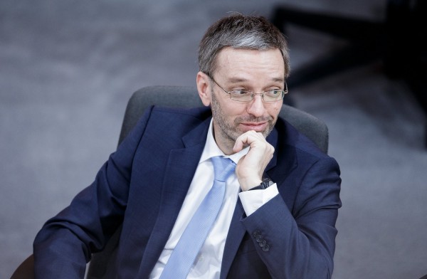 Αυστριακός ΥΠΕΣ: Να απαγορεύεται η είσοδος προσφύγων στην Ευρώπη