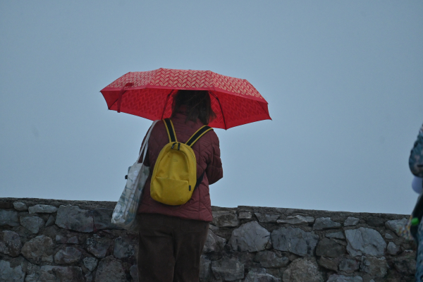 Ανατροπή με τον καιρό: Από τα κοντομάνικα στα μπουφάν, «θα έχουμε για κάποιες ώρες χειμώνα»