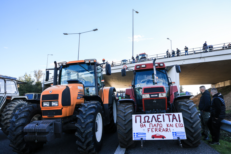 Ξύλο και χημικά δυναμώνουν τα μπλόκα των αγροτών