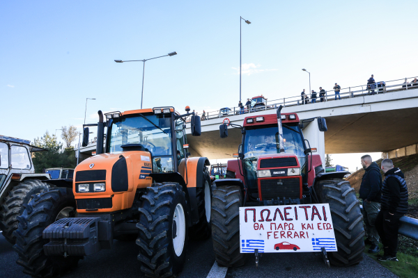 Ξύλο και χημικά δυναμώνουν τα μπλόκα των αγροτών