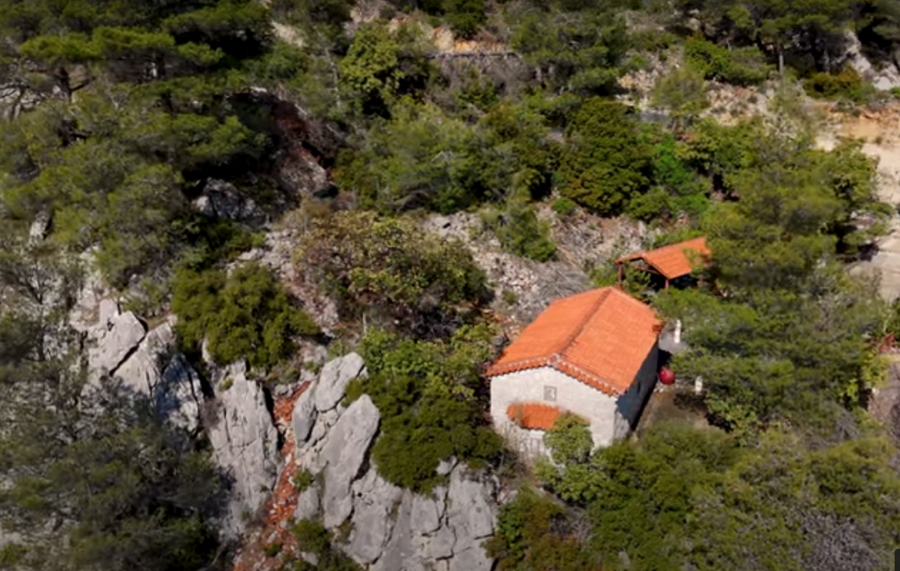 Μπινιάρες: Τα «δίδυμα» εκκλησάκια στην Πάρνηθα που θυμίζουν κάτι από τα «Καρούλια» στο Άγιο Όρος (Βίντεο)