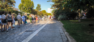 Τουρίστες περιμένουν στους 50 βαθμούς Κελσίου το άνοιγμα της Ακρόπολης (Βίντεο)