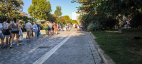 Τουρίστες περιμένουν στους 50 βαθμούς Κελσίου το άνοιγμα της Ακρόπολης (Βίντεο)