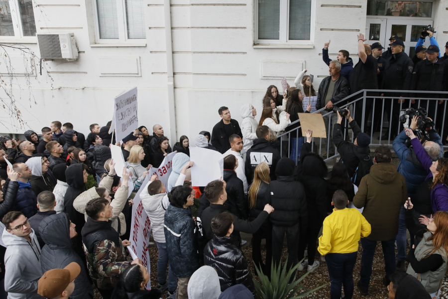 Βόρεια Μακεδονία: Επεισόδια για τους 59 νεκρούς - Πέτρες και αυγά στο δημαρχείο