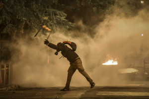 Επεισόδια έξω από το Πολυτεχνείο: Επίθεση αντιεξουσιαστών με μολότοφ στα ΜΑΤ