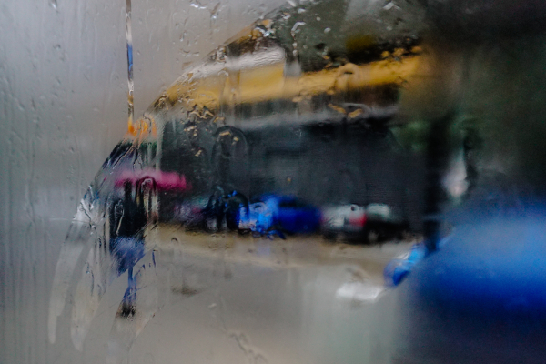 Άνοιξαν οι ουρανοί στην Αθήνα, ισχυρή καταιγίδα έφερε η κακοκαιρία Daniel, «ποτάμια» οι δρόμοι