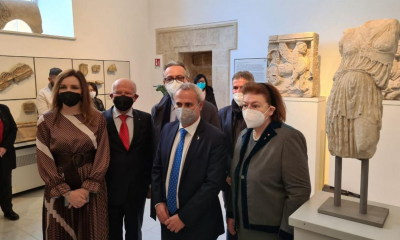 Η Μενδώνη παρέδωσε άγαλμα στο μουσείο του Παλέρμο κι έστειλε μήνυμα για τα γλυπτά του Παρθενώνα