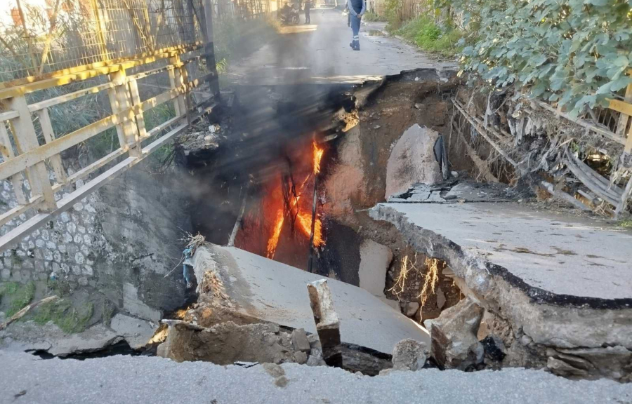 Φωτιά στην Αθήνα: Υποχώρησε γέφυρα στο ρέμα Προφήτη Δανιήλ (εικόνες)