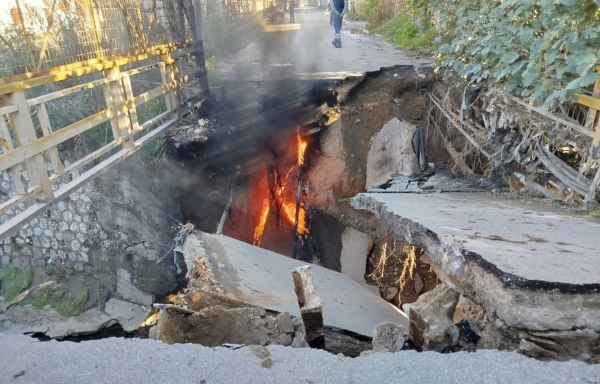 Φωτιά στην Αθήνα: Υποχώρησε γέφυρα στο ρέμα Προφήτη Δανιήλ (εικόνες)