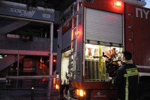 Ένας νεκρός, δύο τραυματίες από πυρκαγιά σε διαμέρισμα στο Μοσχάτο