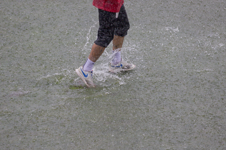Καιρός: Έρχονται μπόρες στη Θεσσαλονίκη και ισχυροί άνεμοι στην Αττική