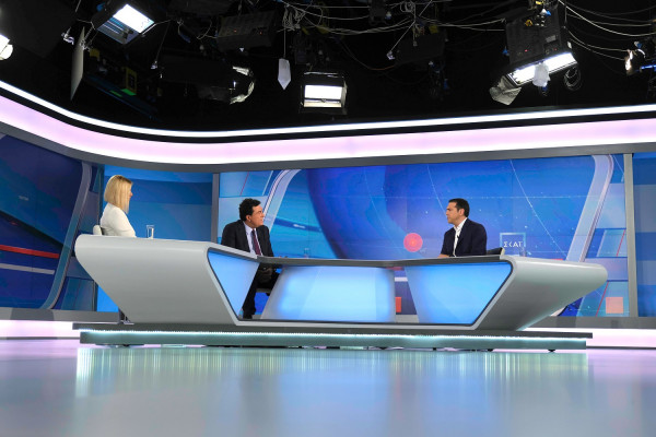 Μαξίμου: «Σηκώνει» επικοινωνιακά τις επιστολές Καραμανλή - Ικανοποίηση και εκνευρισμός για ΣΚΑΙ