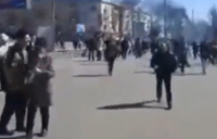 Πόλεμος στην Ουκρανία: Ρωσικά πυρά «διέλυσαν» διαδήλωση κατοίκων της Χερσώνας