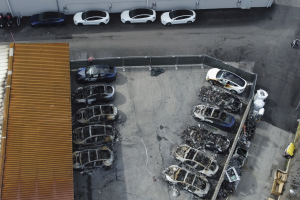 Φωτιά σε αντιπροσωπεία της Tesla, κάηκαν 17 αυτοκίνητα - Η αντίδραση Μασκ (Βίντεο)