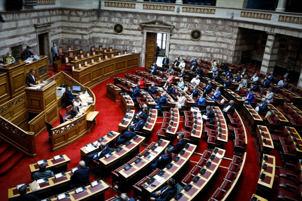 Νομοσχέδιο με άρωμα εκλογών, ρυθμίσεις για απόδημους και χρηματοδότηση κομμάτων