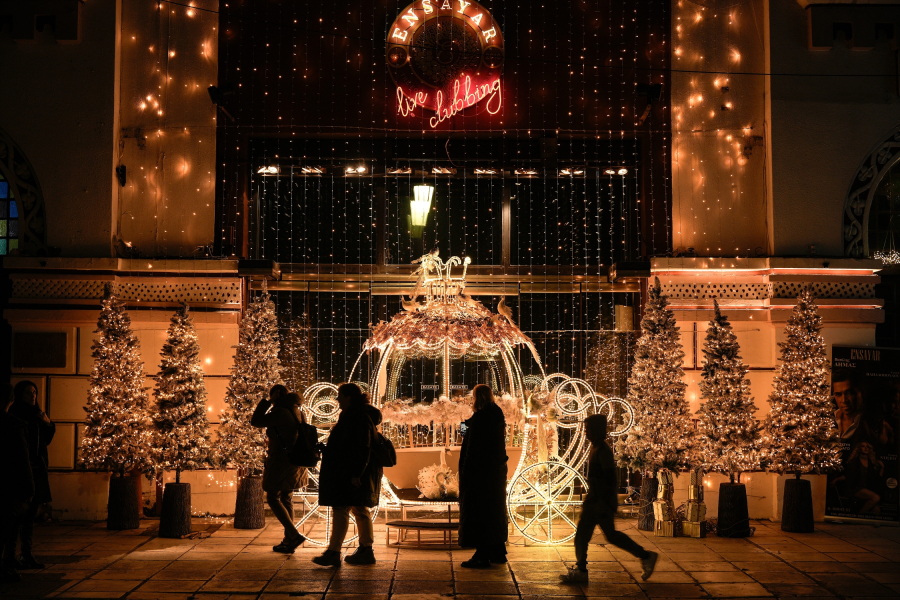 Πρεμιέρα σήμερα για το εορταστικό ωράριο στα καταστήματα