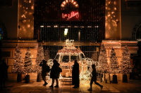 Πρεμιέρα σήμερα για το εορταστικό ωράριο στα καταστήματα