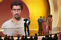 «Δεν είμαστε ζώα»: Ο Bad Bunny γράφει ιστορία στα Grammy και στέλνει μήνυμα κατά της ICE