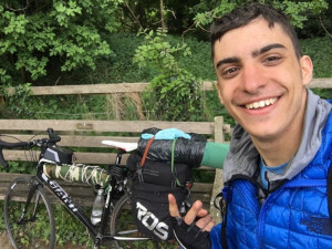 Σκωτία – Ελλάδα με δύο ρόδες : 20χρονος έκανε 3.500 χλμ με ποδήλατο για να δει την οικογένειά του