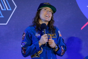 Artemis II: Γύρισε από το ταξίδι στη Σελήνη και το σκυλάκι της «ξετρελάθηκε» - Το viral βίντεο με τη Sadie