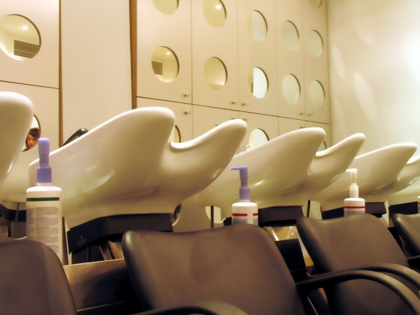 Μειώνεται η απαιτούμενη προϋπηρεσία για άδεια κομμωτή και τεχνίτη νυχιών