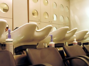 Μειώνεται η απαιτούμενη προϋπηρεσία για άδεια κομμωτή και τεχνίτη νυχιών