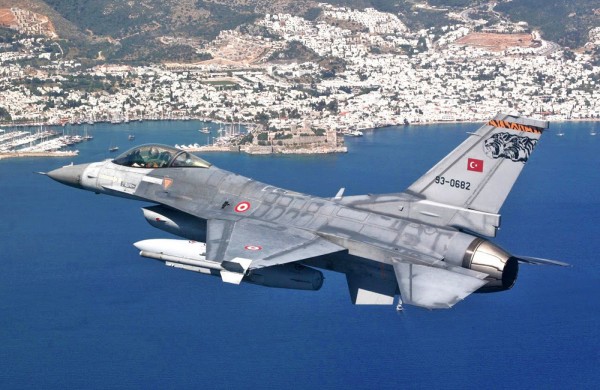Σωρεία παραβιάσεων σε διάφορα σημεία του Αιγαίου από τουρκικά αεροσκάφη