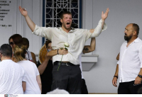 Φολέγανδρος: «Έριξες ξανά απ' τα βράχια την Ελένη, δολοφόνησες ξανά την Καρολάιν» - Συγκλονίζει ο επικήδειος φίλης της Γαρυφαλλιάς (εικόνες, βίντεο)