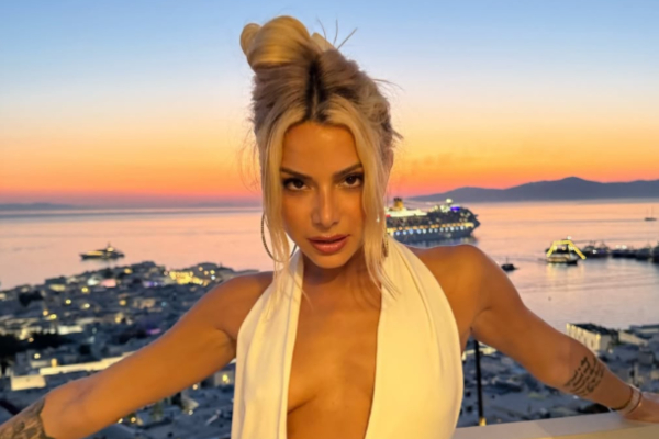 Ζόζεφιν: Ποζάρει στη Μύκονο με θέα το ηλιοβασίλεμα (Εικόνες)