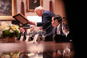 Τραμπ: Ο Πούτιν δεν θέλει να τερματίσει τον πόλεμο - Μήνυμα στη Χαμάς: «Θα σας αφοπλίσουμε εμείς»