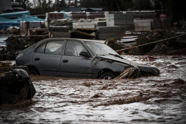 Δίκη για την τραγωδία στη Μάνδρα: &#039;Εντονη βροχόπτωση και άναρχη δόμηση οι αιτίες, λέει ο καθηγητής Λέκκας