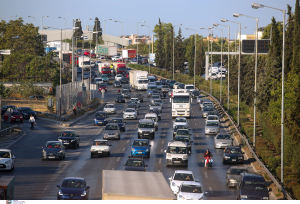 «Κοκκίνησε» ο Κηφισός, γέμισε κρέατα το οδόστρωμα, έπεσαν από φορτηγό